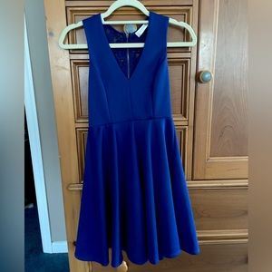 royal blue sleeveless v-neckline dress🌀 has lace & a zipped back